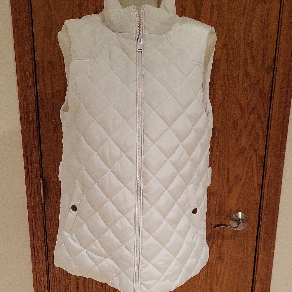 CCO FLASH SALE! Zenana Outfitters Vest, White Puffer,Medium, Zipoered, Pockets